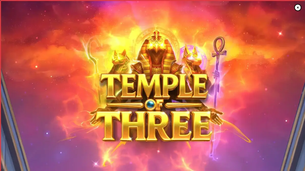 Cena atmosférica da tumba egípcia em Temple of Three com estátuas de deuses e luz de tochas